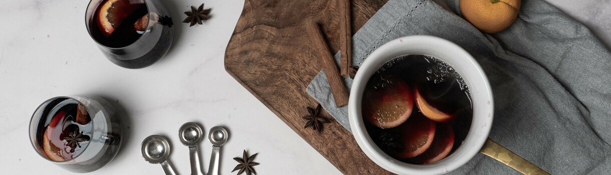 Gewürze in den Glühwein