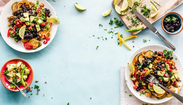 Bunte Salate mit Salatkräutern würzen