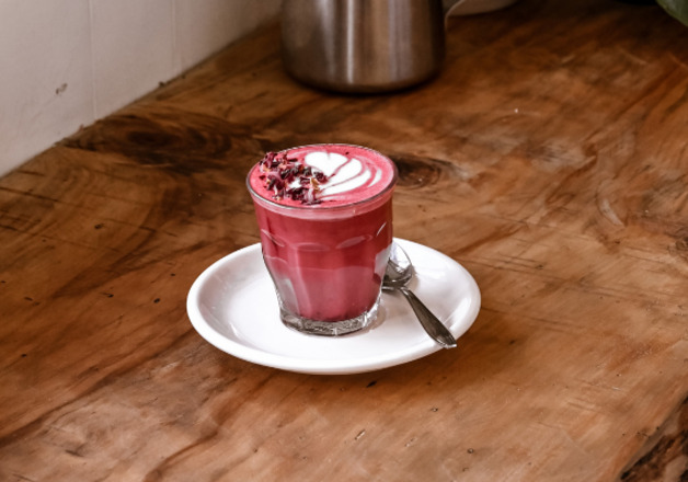 Valentinstagsgetränk Rote Bete Latte