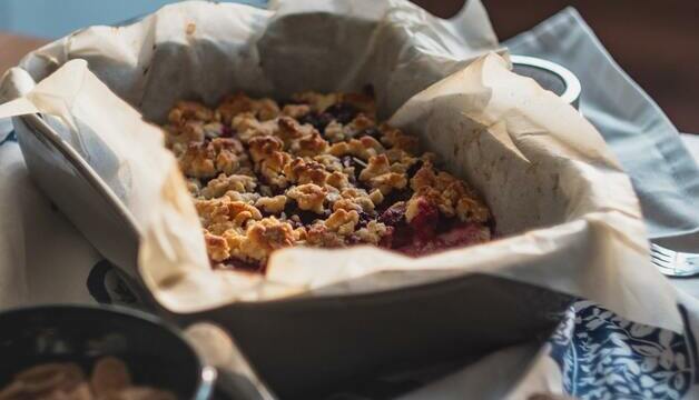Apfel-Crumble mit Erdbeeren