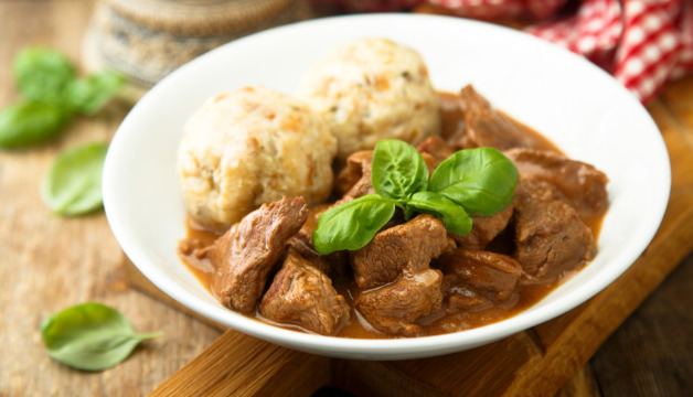 Gulasch mit Semmelknödel