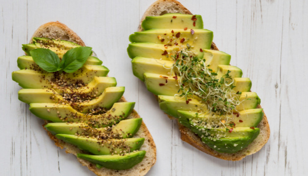 Brot mit Avocado Topping