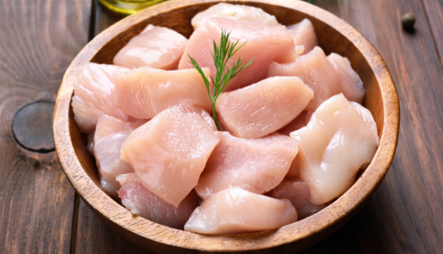 Hähnchenfleisch würzen