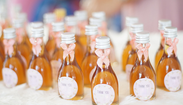 Kleine Sektflaschen als Gastgeschenk