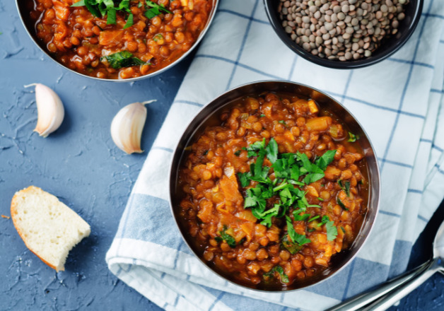 Linsen mit Knoblauch würzen