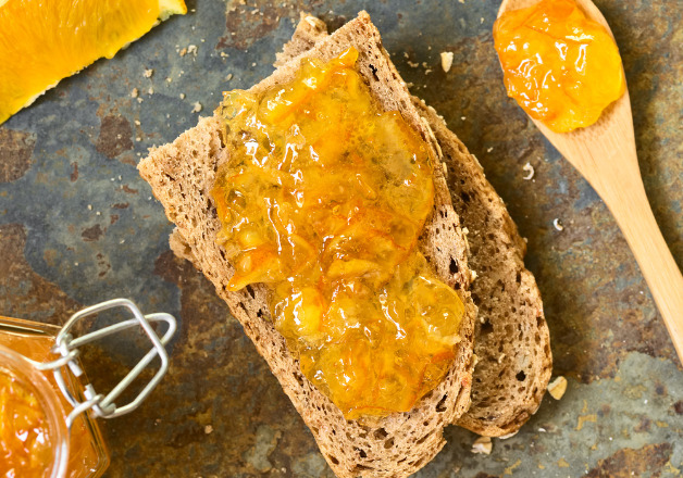 Vollkornbrot mit Marmelade
