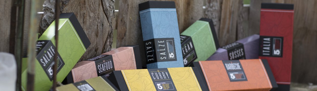 Vielfalt der Gewürze in Sets