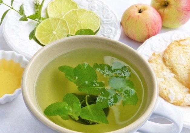 Frische Kräuter im Tee