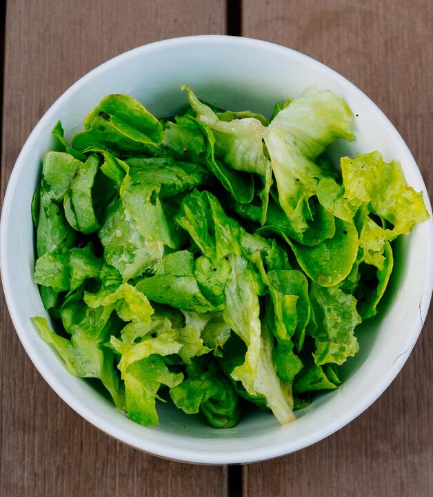 Salatschüssel mit Kopfsalat