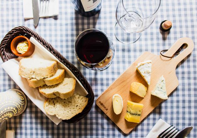 Brot, Käse und griechischer Wein