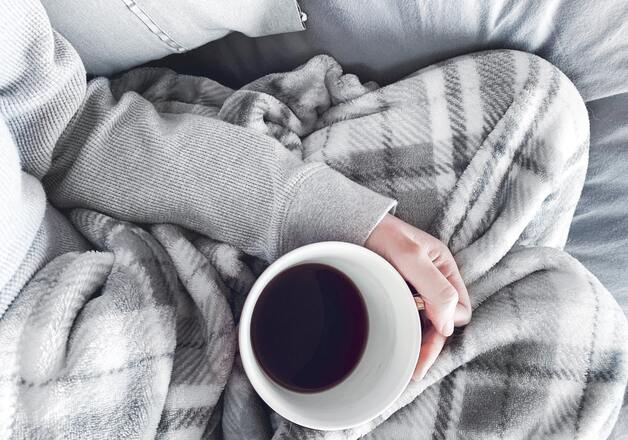 Kuscheldecke und Tee im Winter