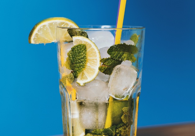 Zitronenmelisse im Eistee