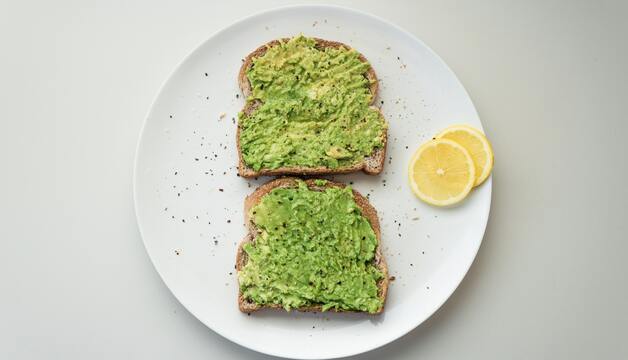 Avocado-Toast mit schwarzem Pfeffer 