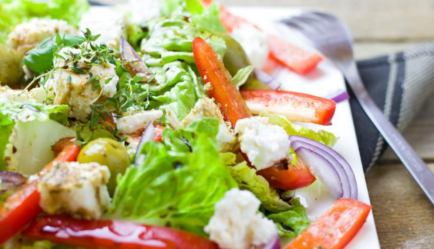 Fisch auf frischem Salat