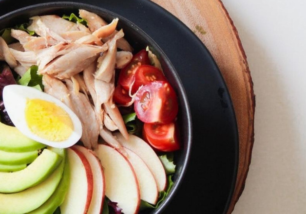 Pulled Chicken mit Spinat-Tomaten-Gemüse