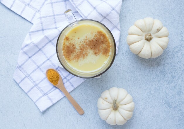 Selbstgemachte goldene Milch