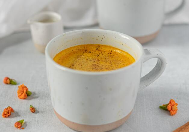 Eine Tasse goldene Milch
