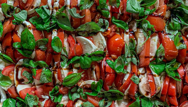 Tomate Mozzarella mit Basilikum Salz