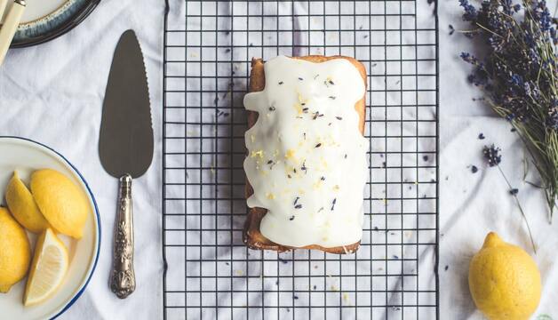 Kuchen mit Lavendelblüten garniert