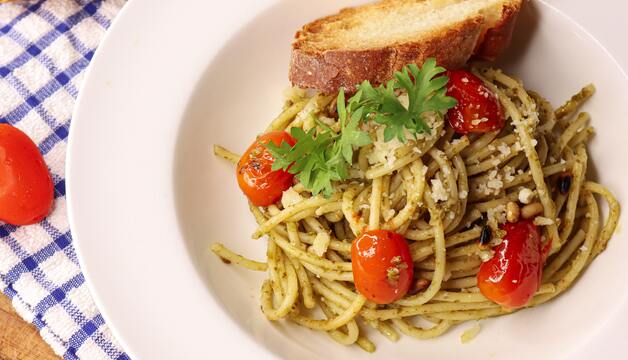 Spaghetti mit Pesto Peperoncino Gewürz