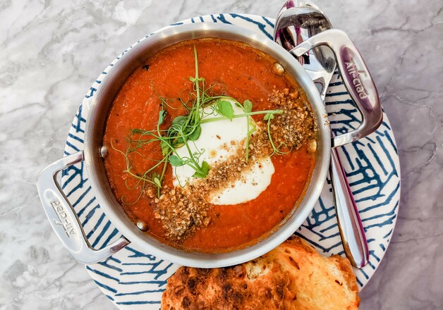 Leckerer Eintopf mit Gewürzsalz für die Mühle grob