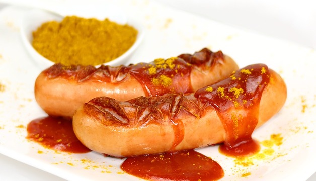 Currywurst mit Currypulver scharf