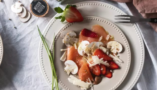 Läucherlachs mit Erdbeeren