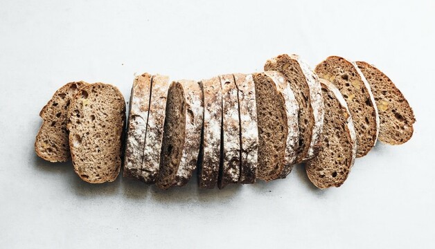 Brot als Beilage zu Gulasch