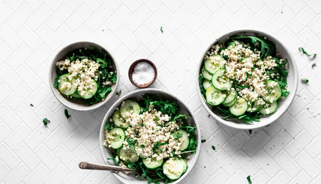Bowl mit Salatkräutern verfeinert