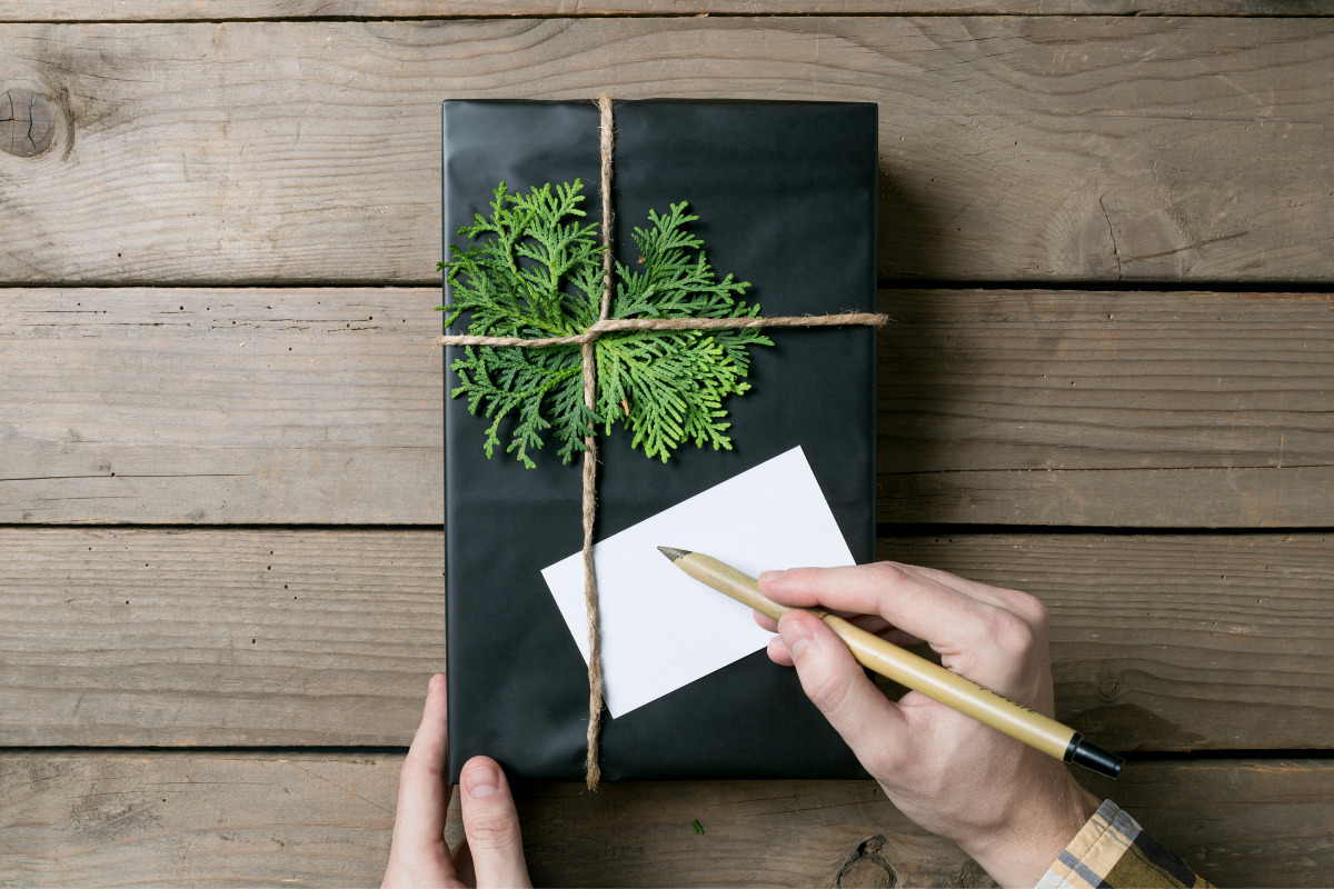 Geschenk mit persönlicher Grusskarte