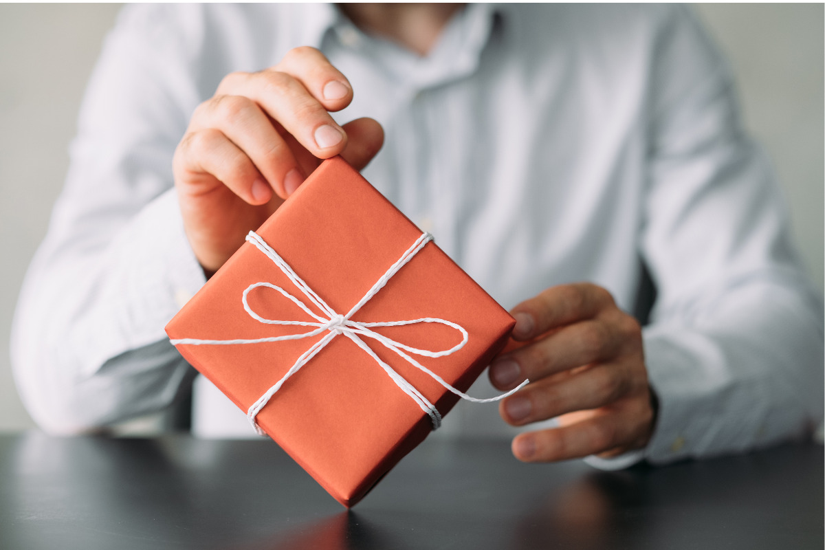 Geschenk verpacken und für Versand vorbereiten